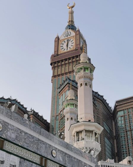The-clock-tower-of-the-grand-mosque- in-mecca
