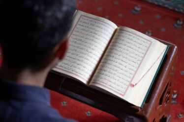 boy-reads-the-Quran